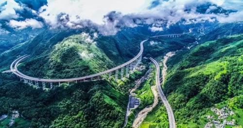 The Yasi Expressway on clouds makes it easy to drive in mountains in southwest, and scenery is beautiful along the way.
