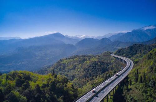 The Yasi Expressway on clouds makes it easy to drive in mountains in southwest, and scenery is beautiful along the way.
