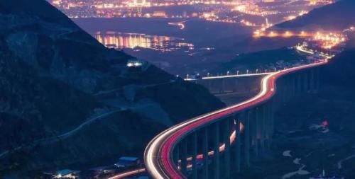 The Yasi Expressway on clouds makes it easy to drive in mountains in southwest, and scenery is beautiful along the way.
