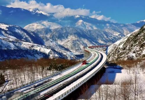 The Yasi Expressway on clouds makes it easy to drive in mountains in southwest, and scenery is beautiful along the way.
