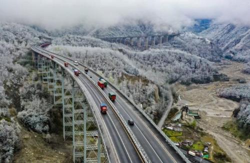 The Yasi Expressway on clouds makes it easy to drive in mountains in southwest, and scenery is beautiful along the way.