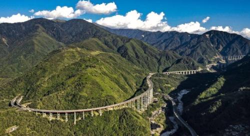 The Yasi Expressway on clouds makes it easy to drive in mountains in southwest, and scenery is beautiful along the way.