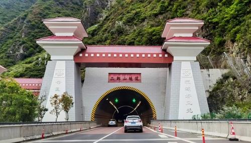 Yakang Expressway, tunnel and bridge, beautiful scenery at 318 Tibet Road, very beautiful