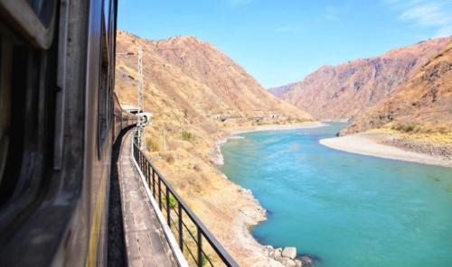 The cost is 3 billion! The world's first panoramic sightseeing train is finally here! Panoramic windows, landscape is so beautiful