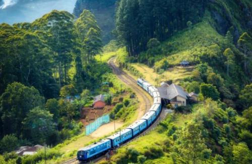 The cost is 3 billion! The world's first panoramic sightseeing train is finally here! Panoramic windows, landscape is so beautiful