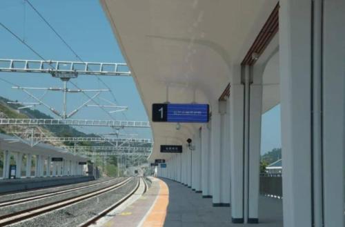 There is a train in Guangdong province that goes straight to northeast, there are only 14 stops along way, scenery is very beautiful along way.
