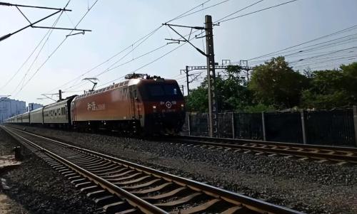 There is a train in Guangdong province that goes straight to northeast, there are only 14 stops along way, scenery is very beautiful along way.
