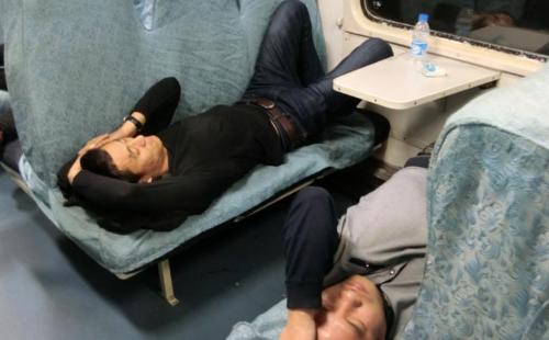 A high-speed rail ticket without a seat is not a permanent ticket! Those who bought a ticket without a seat do not stand honestly all time