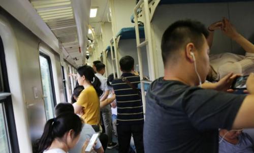 A high-speed rail ticket without a seat is not a permanent ticket! Those who bought a ticket without a seat do not stand honestly all time