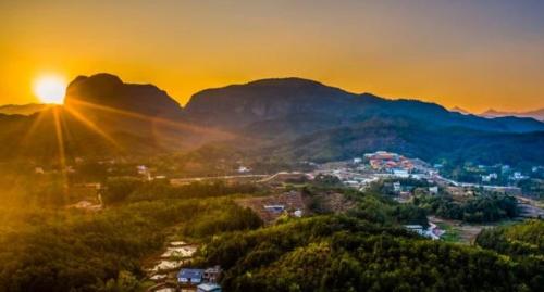 the largest "natural reclining Buddha" in my country with a total length of 5 kilometers across two provinces, with its head in Guangdong and its feet in Jiangxi.
