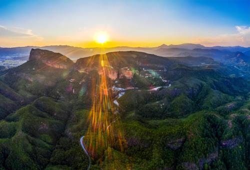 the largest "natural reclining Buddha" in my country with a total length of 5 kilometers across two provinces, with its head in Guangdong and its feet in Jiangxi.
