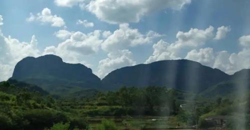 the largest "natural reclining Buddha" in my country with a total length of 5 kilometers across two provinces, with its head in Guangdong and its feet in Jiangxi.
