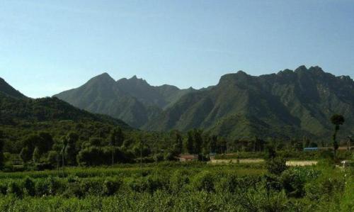 the largest "natural reclining Buddha" in my country with a total length of 5 kilometers across two provinces, with its head in Guangdong and its feet in Jiangxi.
