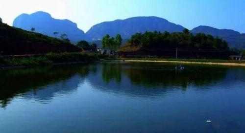the largest "natural reclining Buddha" in my country with a total length of 5 kilometers across two provinces, with its head in Guangdong and its feet in Jiangxi.
