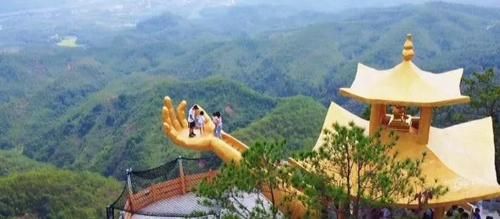 the largest "natural reclining Buddha" in my country with a total length of 5 kilometers across two provinces, with its head in Guangdong and its feet in Jiangxi.
