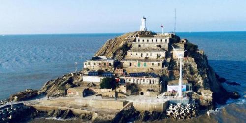 A married couple from Jiangsu, who had been on an isolated island in Yellow Sea for 32 years without electricity or fresh water, worked tirelessly to turn uninhabited island into a green space.
