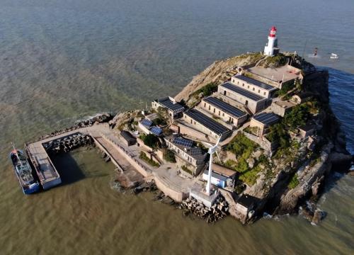 A married couple from Jiangsu, who had been on an isolated island in Yellow Sea for 32 years without electricity or fresh water, worked tirelessly to turn uninhabited island into a green space.
