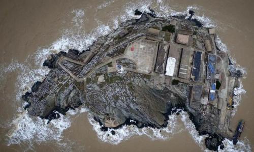 A married couple from Jiangsu, who had been on an isolated island in Yellow Sea for 32 years without electricity or fresh water, worked tirelessly to turn uninhabited island into a green space.
