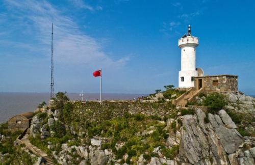A married couple from Jiangsu, who had been on an isolated island in Yellow Sea for 32 years without electricity or fresh water, worked tirelessly to turn uninhabited island into a green space.
