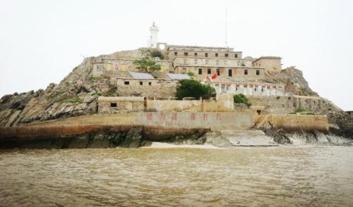 A married couple from Jiangsu, who had been on an isolated island in Yellow Sea for 32 years without electricity or fresh water, worked tirelessly to turn uninhabited island into a green space.
