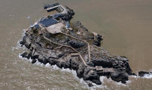 A married couple from Jiangsu, who had been on an isolated island in Yellow Sea for 32 years without electricity or fresh water, worked tirelessly to turn uninhabited island into a green space.
