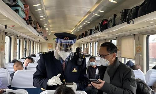 There is a train in Fujian province that goes directly to Chengdu, there are only 11 stops along way, scenery is very beautiful along way.
