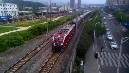 There is a train in Fujian province that goes directly to Chengdu, there are only 11 stops along way, scenery is very beautiful along way.
