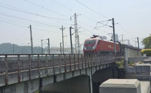 There is a train in Fujian province that goes directly to Chengdu, there are only 11 stops along way, scenery is very beautiful along way.

