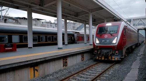 There is a train in Fujian province that goes directly to Chengdu, there are only 11 stops along way, scenery is very beautiful along way.
