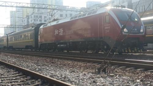 There is a train in Fujian province that goes directly to Chengdu, there are only 11 stops along way, scenery is very beautiful along way.
