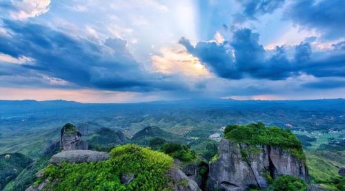 There is a scenic spot in Guangdong province known as emerald in the south of Xinjiang in China, whose scenery is beautiful and breathtaking.