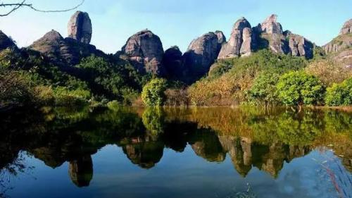 There is a scenic spot in Guangdong province known as emerald in the south of Xinjiang in China, whose scenery is beautiful and breathtaking.