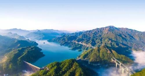 There is a scenic spot in Guangdong province known as emerald in the south of Xinjiang in China, whose scenery is beautiful and breathtaking.
