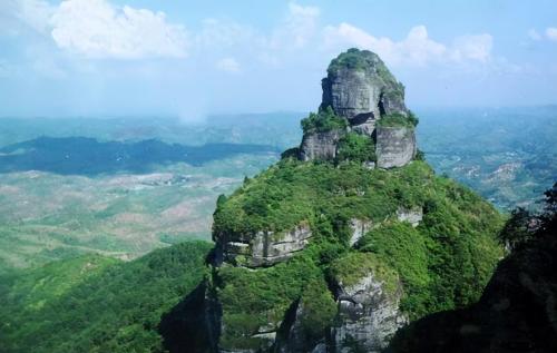 There is a scenic spot in Guangdong province known as emerald in the south of Xinjiang in China, whose scenery is beautiful and breathtaking.