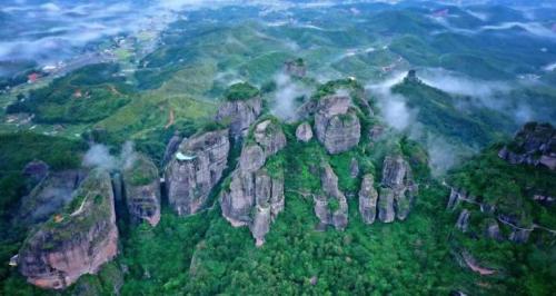 There is a scenic spot in Guangdong province known as emerald in the south of Xinjiang in China, whose scenery is beautiful and breathtaking.