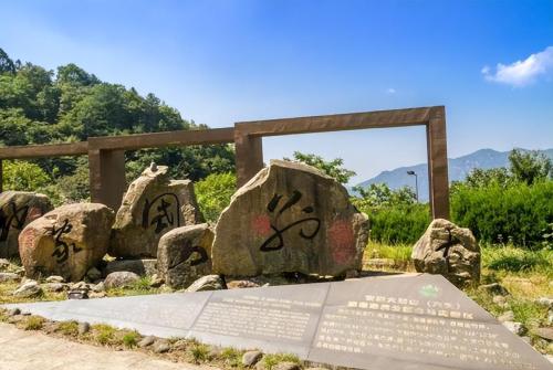 There is a scenic spot in Guangdong province known as emerald in the south of Xinjiang in China, whose scenery is beautiful and breathtaking.