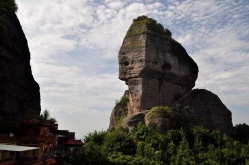 There is a scenic spot in Guangdong province known as emerald in the south of Xinjiang in China, whose scenery is beautiful and breathtaking.