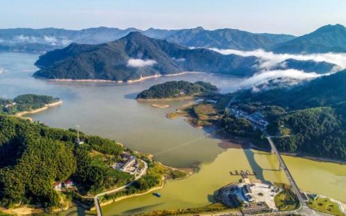 There is a scenic spot in Guangdong province known as emerald in the south of Xinjiang in China, whose scenery is beautiful and breathtaking.