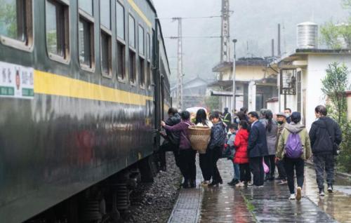 The last slow train in Hunan province covers 381 kilometers in 9 hours, and minimum ticket price is only 1 yuan.