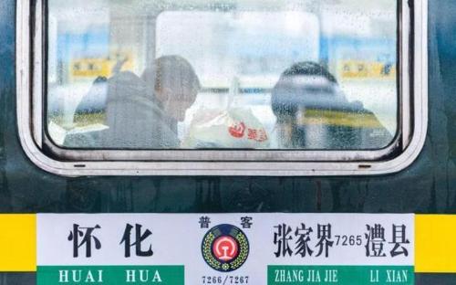 The last slow train in Hunan province covers 381 kilometers in 9 hours, and minimum ticket price is only 1 yuan.