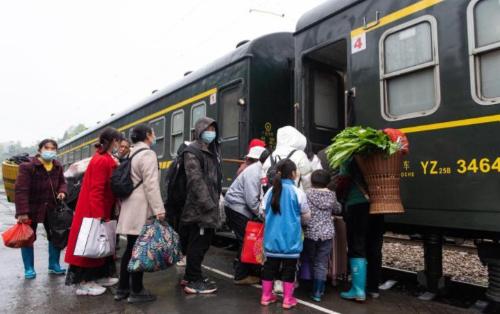 The last slow train in Hunan province covers 381 kilometers in 9 hours, and minimum ticket price is only 1 yuan.