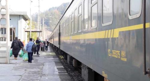 The last slow train in Hunan province covers 381 kilometers in 9 hours, and minimum ticket price is only 1 yuan.
