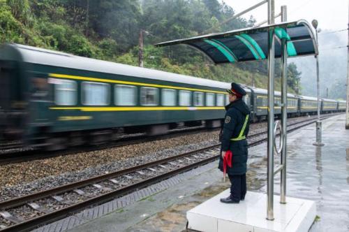The last slow train in Hunan province covers 381 kilometers in 9 hours, and minimum ticket price is only 1 yuan.
