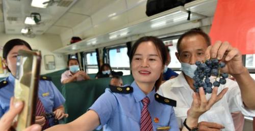 The last slow train in Hunan province covers 381 kilometers in 9 hours, and minimum ticket price is only 1 yuan.