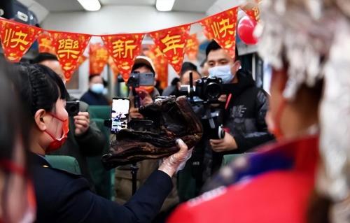 The last slow train in Hunan province covers 381 kilometers in 9 hours, and minimum ticket price is only 1 yuan.