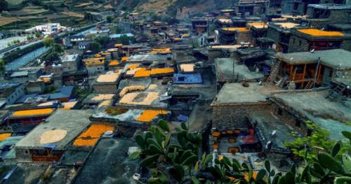 In last group marriage village in Sichuan, almost half of households are polyandrous. How do they live?