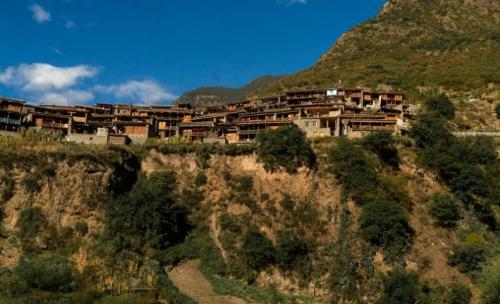 In last group marriage village in Sichuan, almost half of households are polyandrous. How do they live?