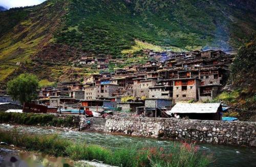 In last group marriage village in Sichuan, almost half of households are polyandrous. How do they live?