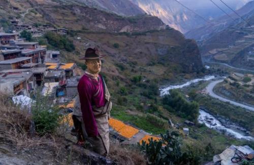 In last group marriage village in Sichuan, almost half of households are polyandrous. How do they live?