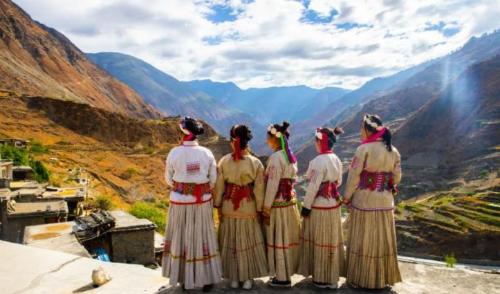 In last group marriage village in Sichuan, almost half of households are polyandrous. How do they live?